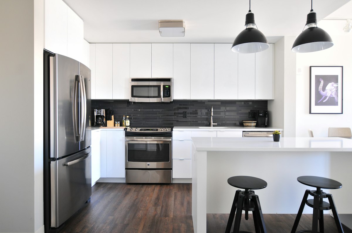 Kitchen island with black pendant luminaires